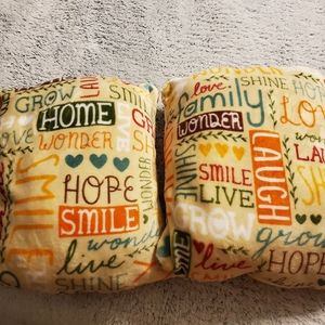 Set of 2 pillows